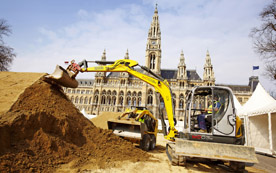 Zwei Maschinen von Wacker Neuson trugen maßgeblich zum Gelingen des Radsport-Events vor dem Wiener Rathaus bei.